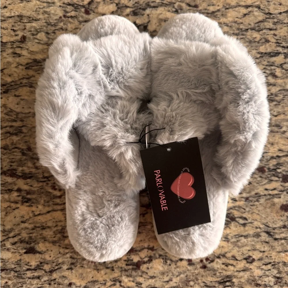 NWT Faux Fur Slippers Size 9-10 Grey-Silver - Picture 2 of 7